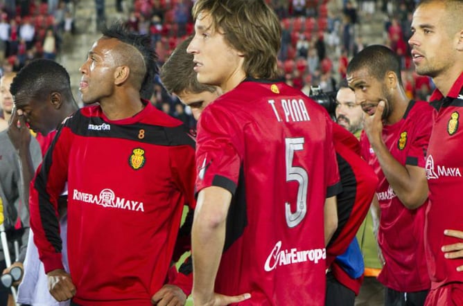 Los jugadores del RCD Mallorca, desconsolados al término del último partido de Liga ante el Valladolid en el que no han podido evitar el descenso.