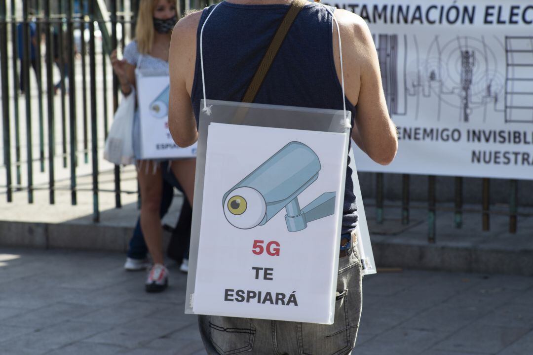 Mensaje que lleva un manifestante durante la protesta en Madrid contra el 5G