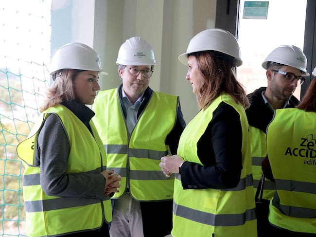 La consellera de Vivienda, Susana Camarero, la alcaldesa de València, María José Catalá, y el concejal de Vivienda, Juan Giner, visitan una promoción de viviendas públicas en València