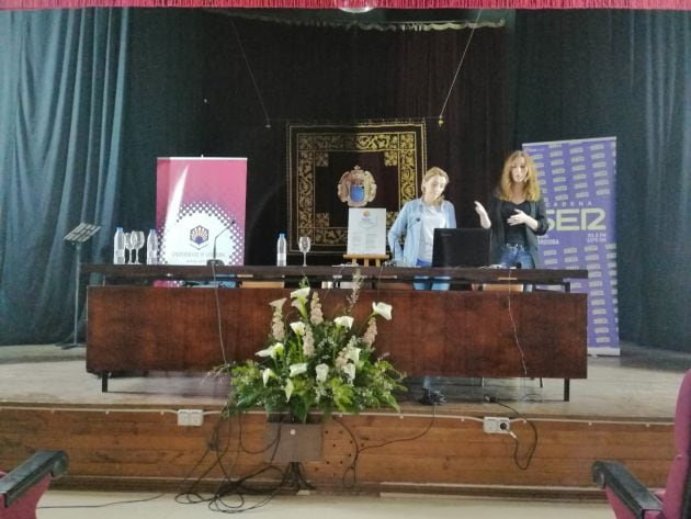 Sara Pinzi y maría Dolores Redel, durante su intervención.