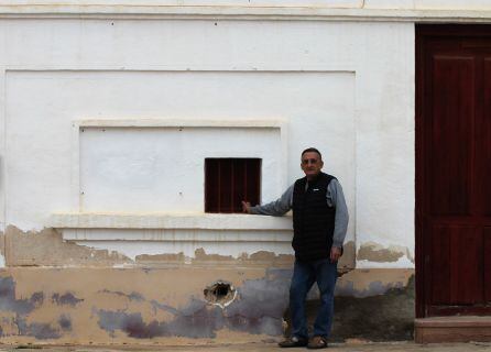 Fcº Damián Tari Méndez en la taquilla del cine Avenida de Cuesta Blanca. En la actualidad es el que mejor conserva su fachada exterior. 2021