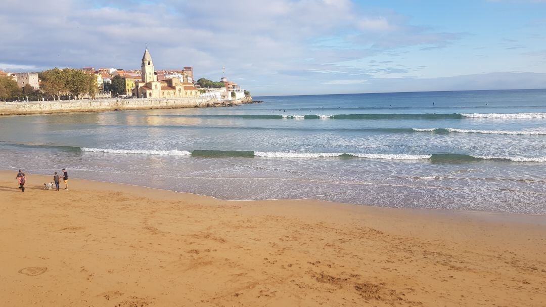 La playa de San Lorenzo, este martes, en plena bajamar.