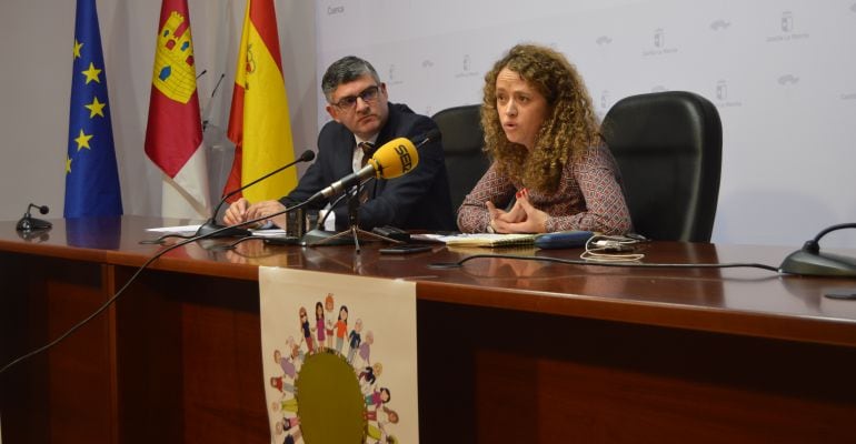 La directora del Instituto de la Mujer, Gracia Canales, y el delegado de la Junta, Ángel Tomás Godoy