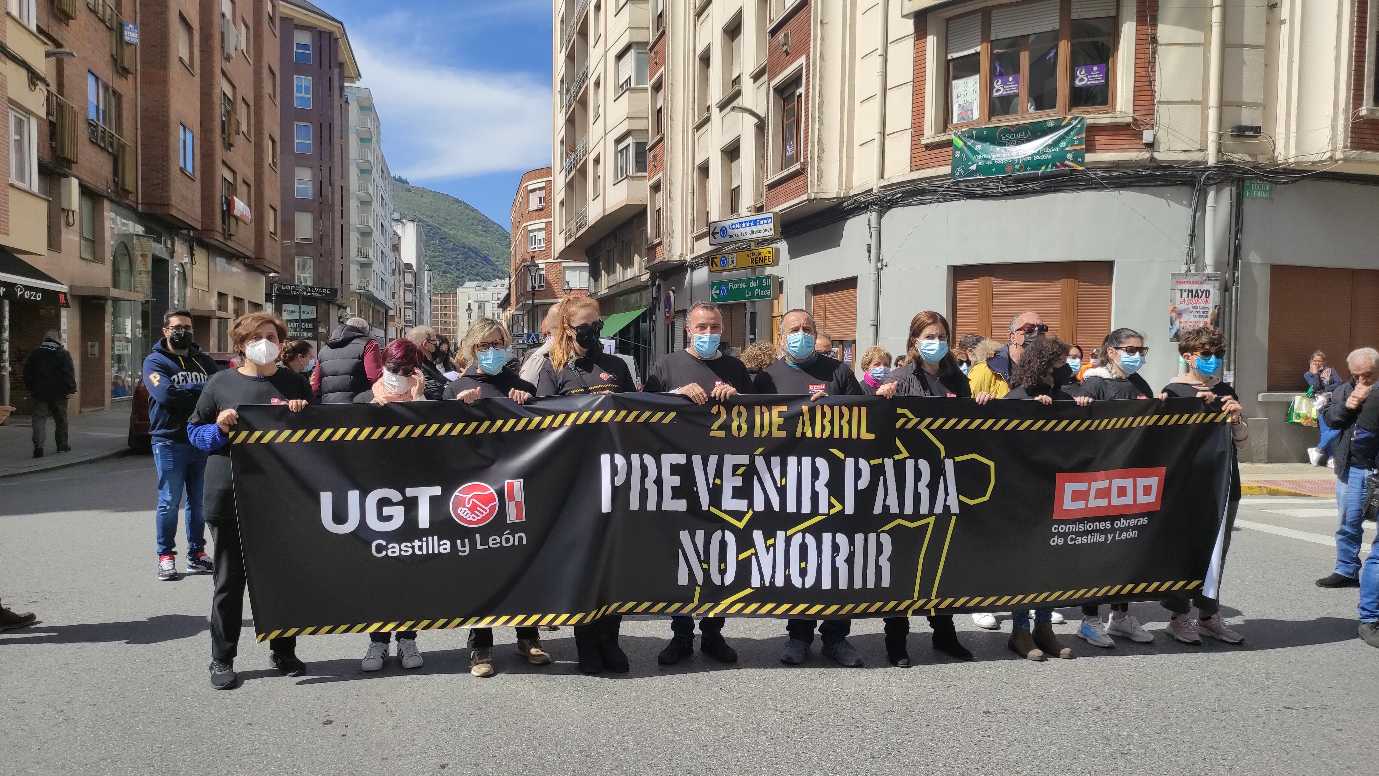 Concentración de CCOO-UGT en Ponferrada con motivo del día mundial de la Seguridad y Salud en el Trabajo