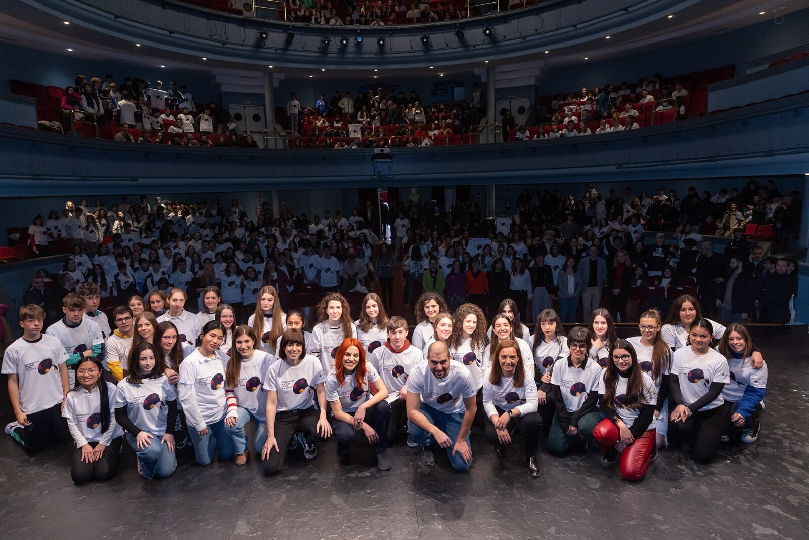 Los astronautas y políticos junto a los estudiantes de Getafe