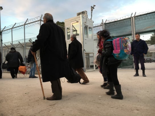 Sirios entrando por primera vez a Moria para registrarse