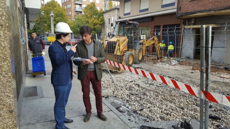 El concejal de Urbanismo, Tulio García (izquierda), durante el desarrollo de las obras