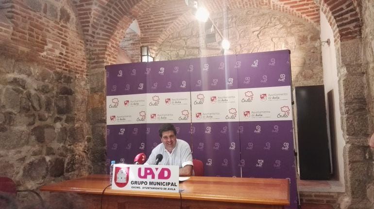 Javier Cerrajero, portavoz de UPYD, presentando la propuesta