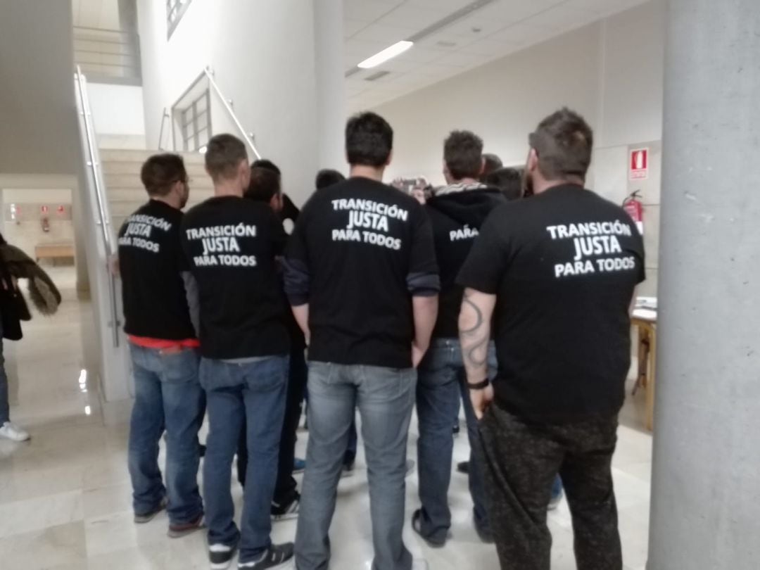 Trabajadores de las subcontratas mineras han asistido al seminario para reivindicar una salida laboral para un colectivo que se considera olvidado por administraciones y sindicatos.