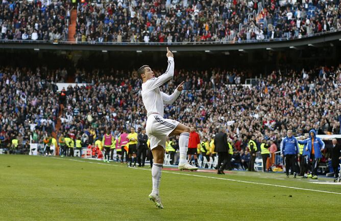 Cristiano Ronaldo señala al palco de su familia tras anotar el primer gol del Real Madrid