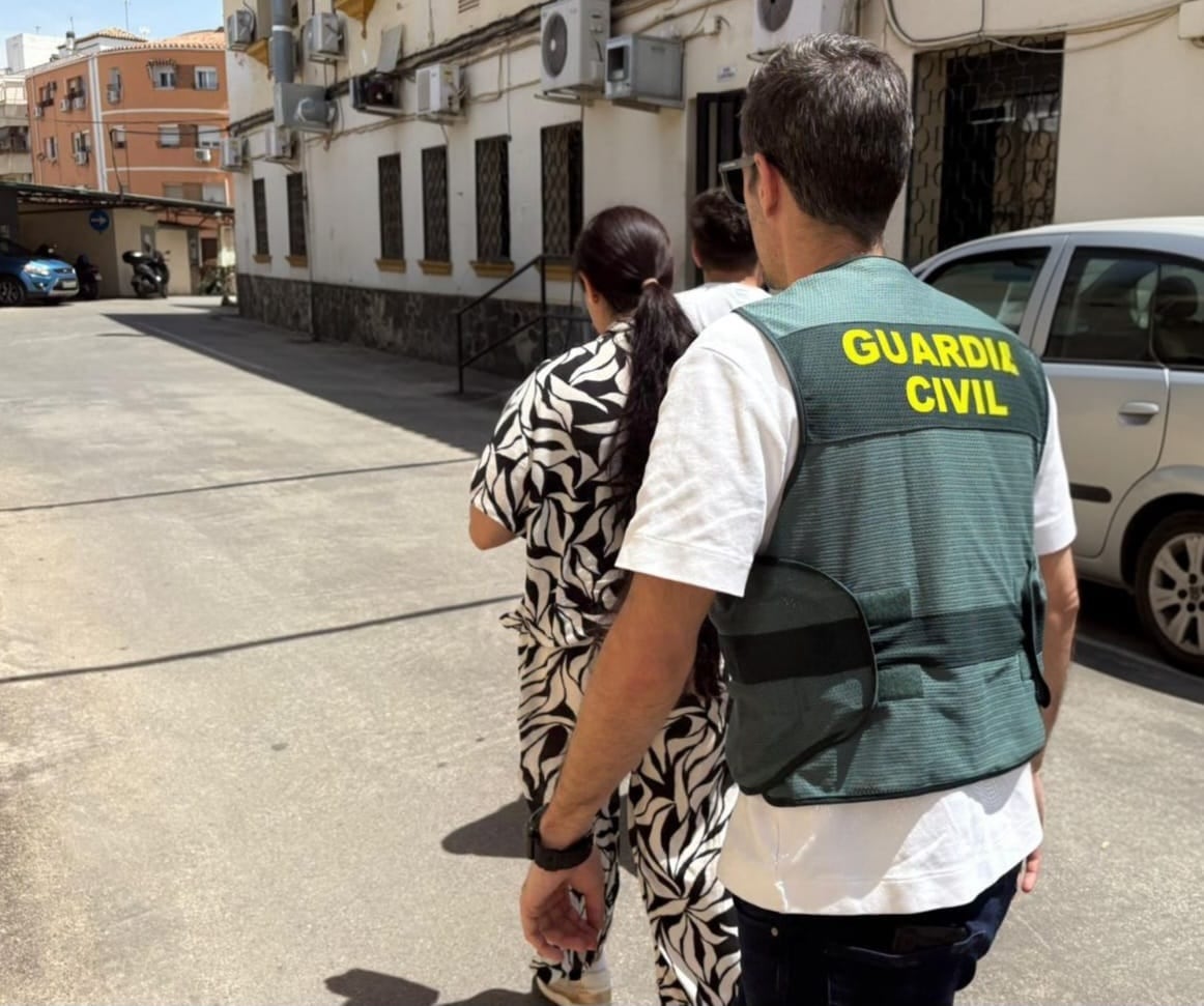 La Guardia Civil detiene a dos personas por la sustracción de joyas mediante el
“método del abrazo”