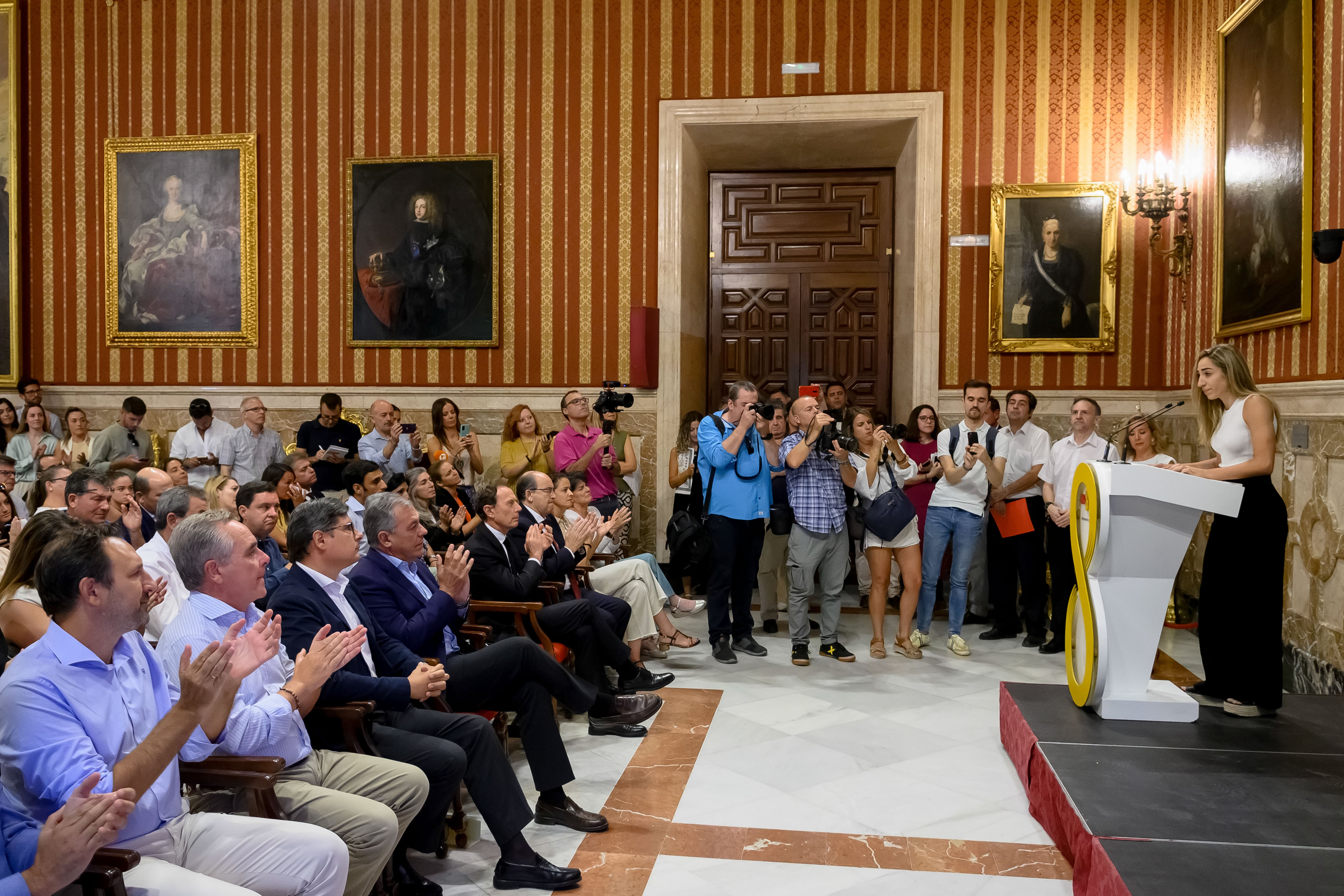 SEVILLA. 28/08/2023. - Olga Carmona, jugadora de la Selección Española Femenina de Fútbol, tras ser recibida este lunes en el Ayuntamiento de Sevilla por el alcalde de Sevilla, José Luis Sanz. EFE/Raúl Caro
