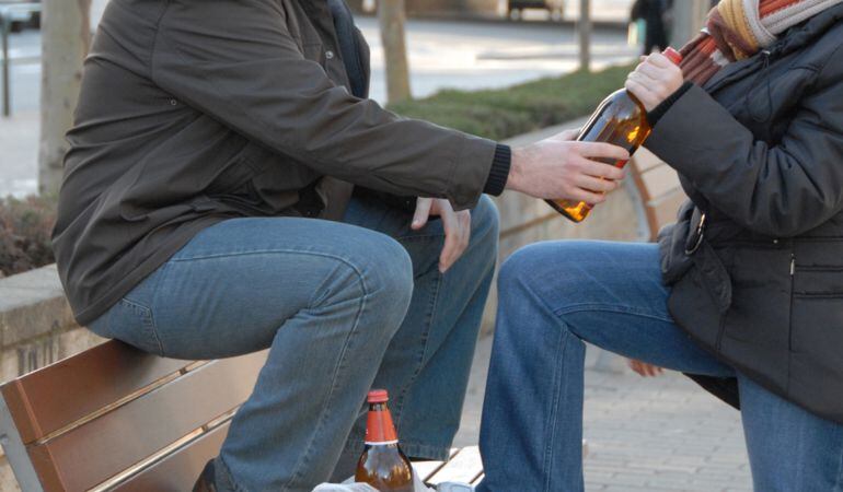 Joves bevent al carrer.