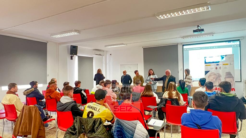 Intervención de la alcaldesa, M ª Teresa García, en el curso de Albañilería