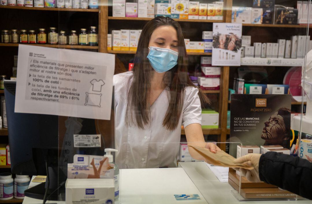 Imatge d'una farmàcia catalana mesos enrere