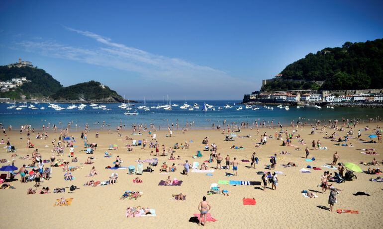 Turistas y donostiarras disfrutan de la playa de La Concha el pasado mes de junio.