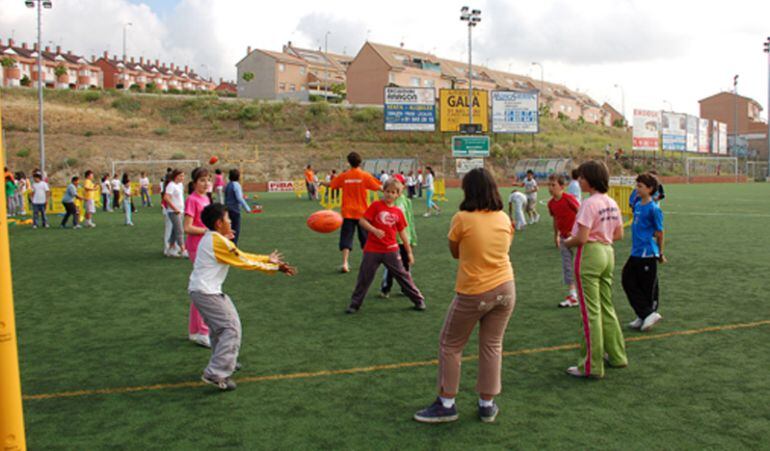 En los campamentos urbanos de Semana Santa, durante los días no lectivos pero laborables, los menores realizarán gymkanas entre diversas actividades lúdicas y educativas 