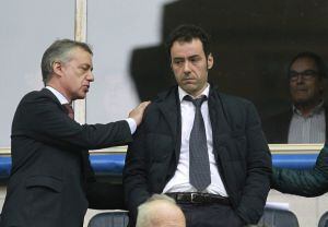 GRA283. Eibar (San Sebastián), 23/05/2015.- El lehendakari, Iñigo Urkullu (i), y la consejera vasca, Cristina Uriarte (d), consuelan al presidente del Eibar, Alex Aranzabal (c), tras el partido de la jornada 38 de la Liga BBVA de fútbol disputado hoy contra el Cordoba en el estadio de Ipurúa de Eibar. El Eibar consumó su descenso a la Liga Adelante a pesar de ganar este sábado por 3-0 al Córdoba. EFE/Juan Herrero.