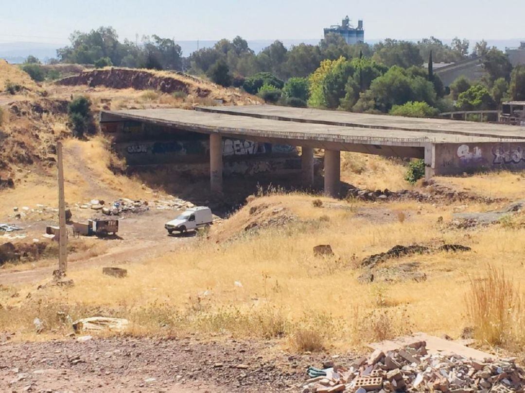 Asentamiento de personas sin hogar, bajo un puente en construcción en Córdoba