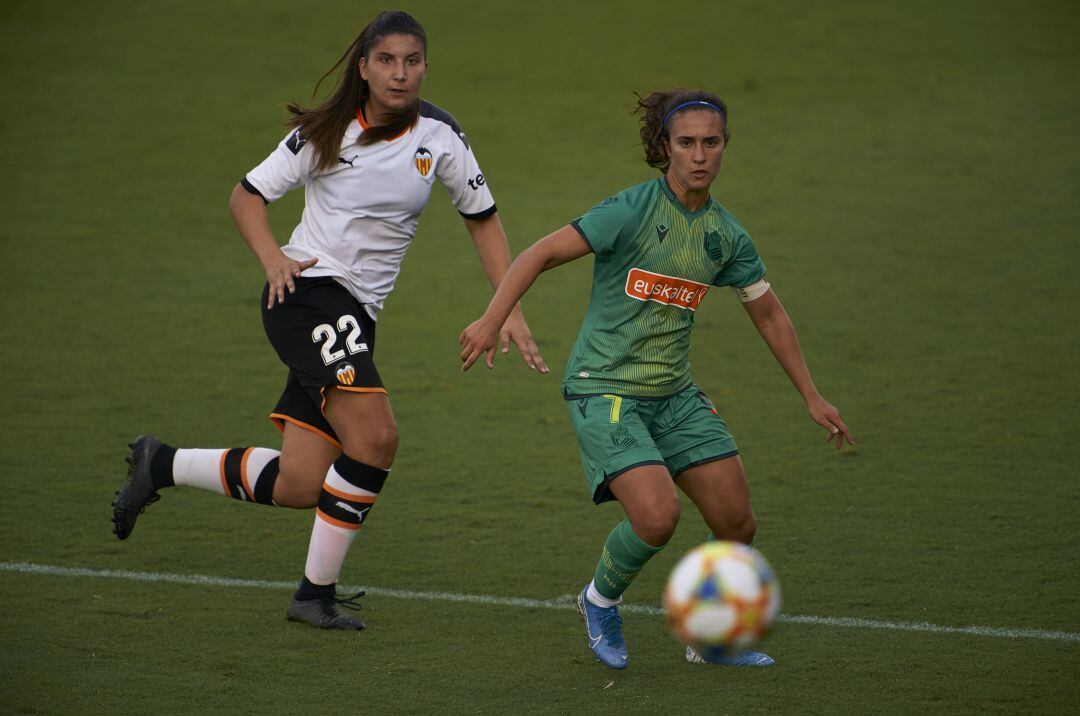 Cristina Cubedo y Nahikari García durante un partido de la Primera Iberdrola.