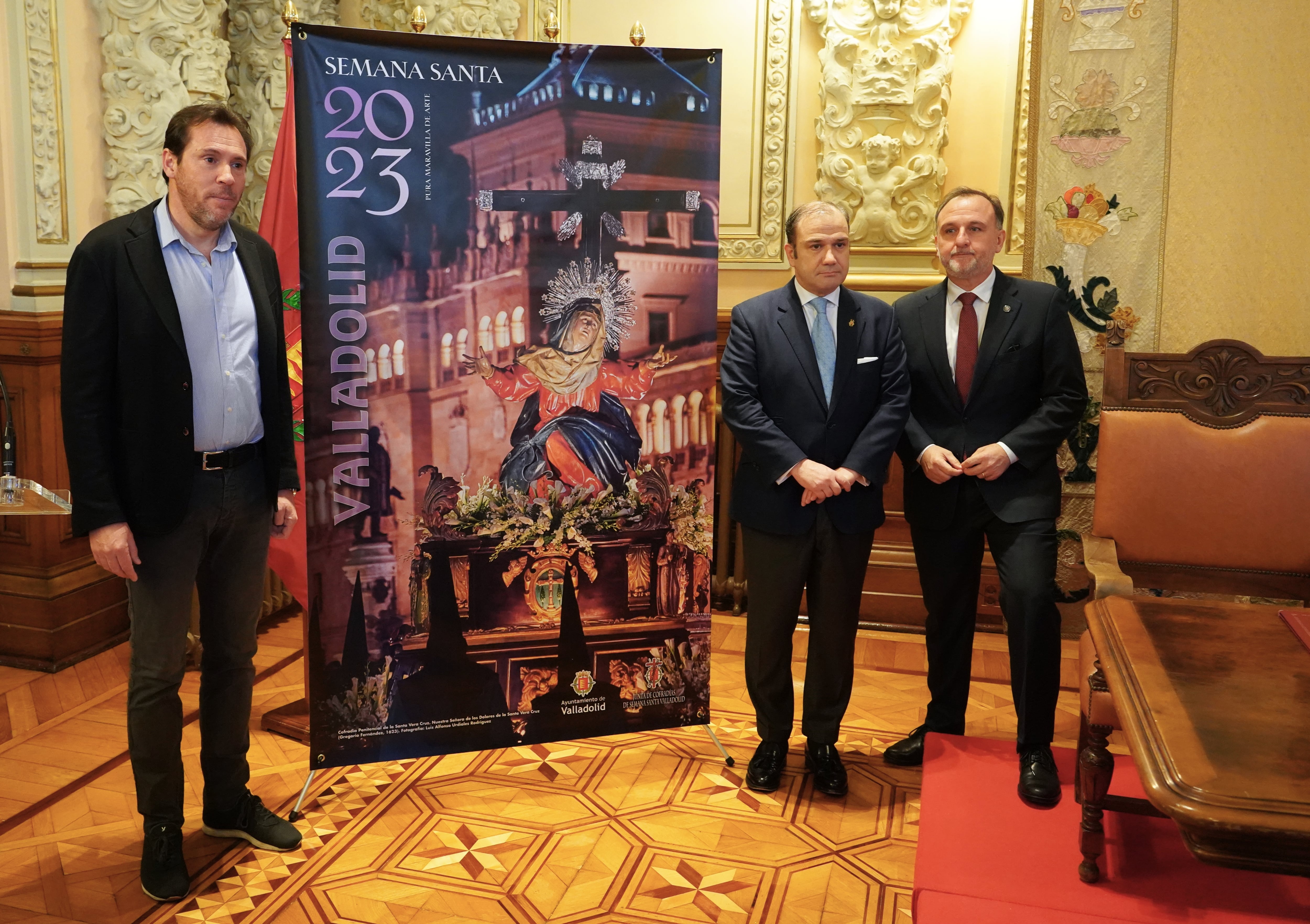 El alcalde de Valladolid, Óscar Puente, y el presidente de la Junta de CofradÍas, Miguel Vegas de la Torre, presentan el Cartel de Semana Santa de 2023.