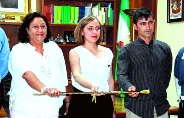 Isabel Nogueras, Maribel Rescalvo y Jorge Martínez, durante el acto de presentación del pacto y toma de posesión en 2015, al comienzo del mandato que finaliza el próximo año, imagen con la que sellaron la alianza para este periodo.