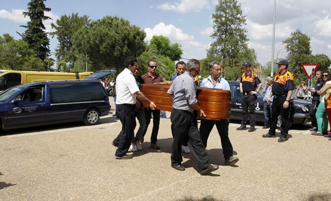 Llegada del féretro de uno de los cinco adolescentes fallecidos en el accidente del microbús a la localidad pacense de Monterrubio de la Serena