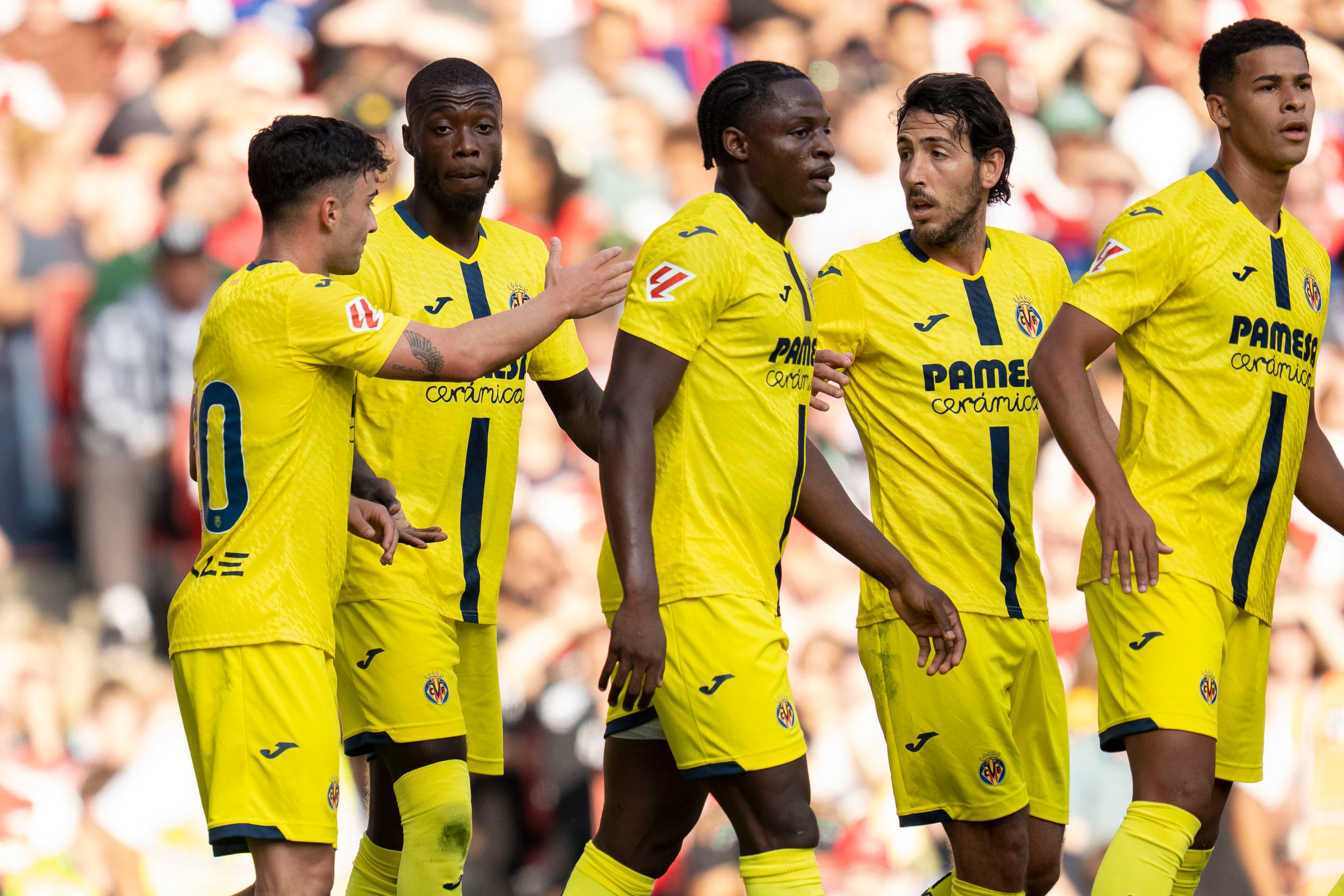 LONDRES, 06/08/2025.- Los jugadores del Villarreal celebran un gol durante el partido amistoso que Arsenal FC y Villarreal CF juegan hoy miércoles en Londres. El Villarreal amargó la fiesta del Arsenal, que disputó su primer partido de pretemporada en su estadio, al conquistar el Emirates Arena por 2-3 gracias a los tantos de Pepé y de Gueye en la primera mitad y de Danjuma en la segunda. EFE/Villarreal CF/Pau Bellido SÓLO USO EDITORIAL/SÓLO DISPONIBLE PARA ILUSTRAR LA NOTICIA QUE ACOMPAÑA (CRÉDITO OBLIGATORIO)
