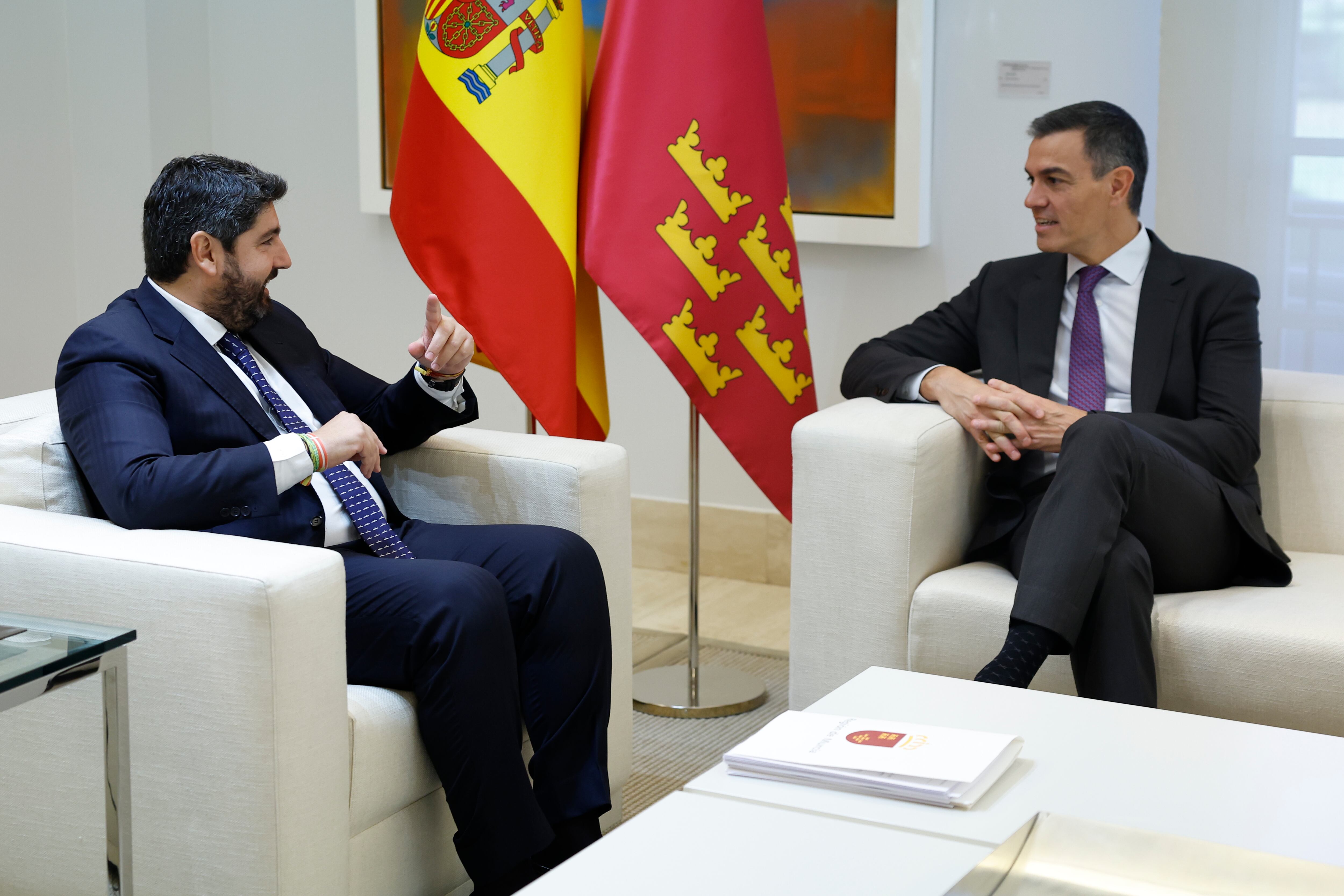 MADRID, 04/10/2024.-El presidente del Gobierno, Pedro Sánchez, recibe este viernes en Moncloa al presidente de la Región de Murcia, Fernando López Miras, dentro de la ronda de encuentros con presidentes autonómicos que está manteniendo. EFE/ Chema Moya
