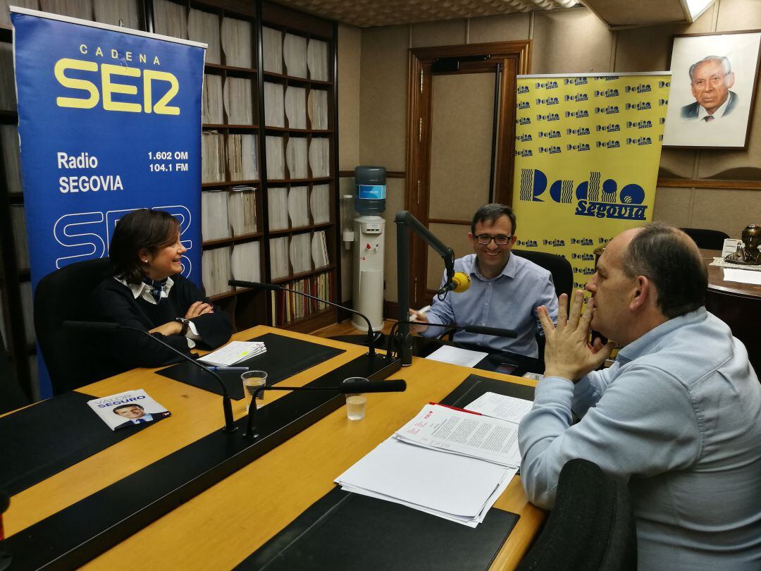 Beatriz Escudero del partido Popular y José Luis Aceves del PSOE en los estudios de Radio Segovia durante el Cara a Cara moderado por Miguel Ángel Fuentetaja