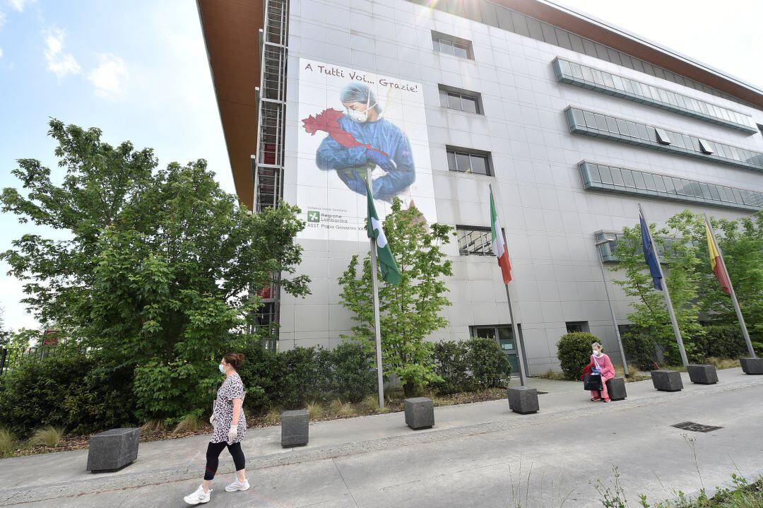 Dos mujeres pasean por Bérgamo