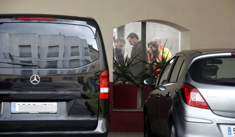 Els serveis mèdics atenen un familiar que arriba al Tanatori de Tortosa.