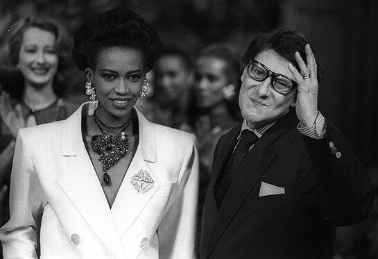 El diseñador francés Yves Saint-Laurent, fundador de la marca de ropa del mismo nombre, ha fallecido la noche del domingo en París a los 71 años de edad, según informó la fundación Pierre Bergé-Yves Saint Laurent.