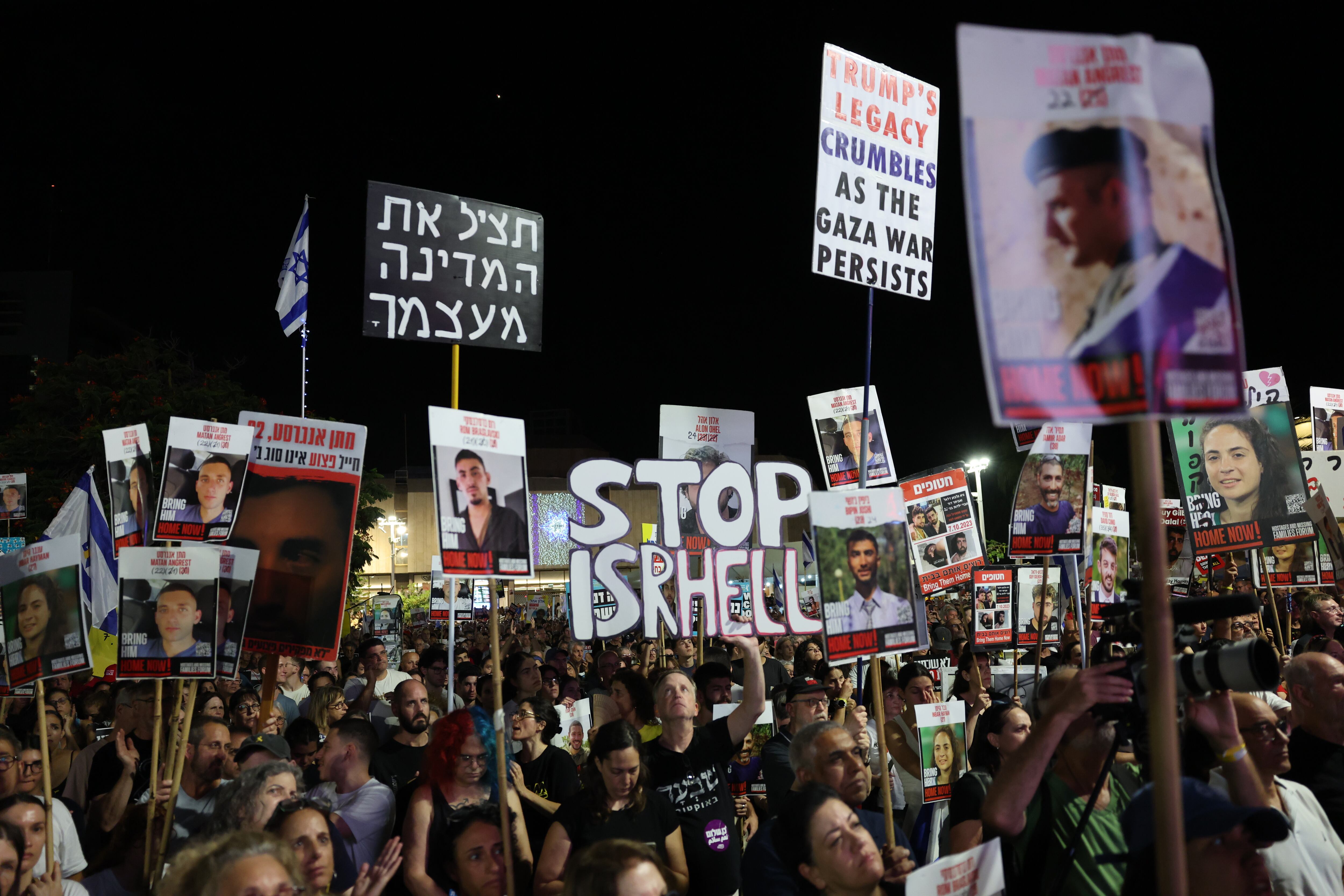 Familiares de rehenes israelíes protestan en Tel Aviv, en Israel, para pedir un alto el fuego inmediato en Gaza.