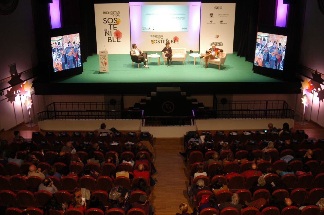 Ponentes y público de la charla Cuidar el Planeta en los Encuentros del Bienestar y la Vida Sostenible