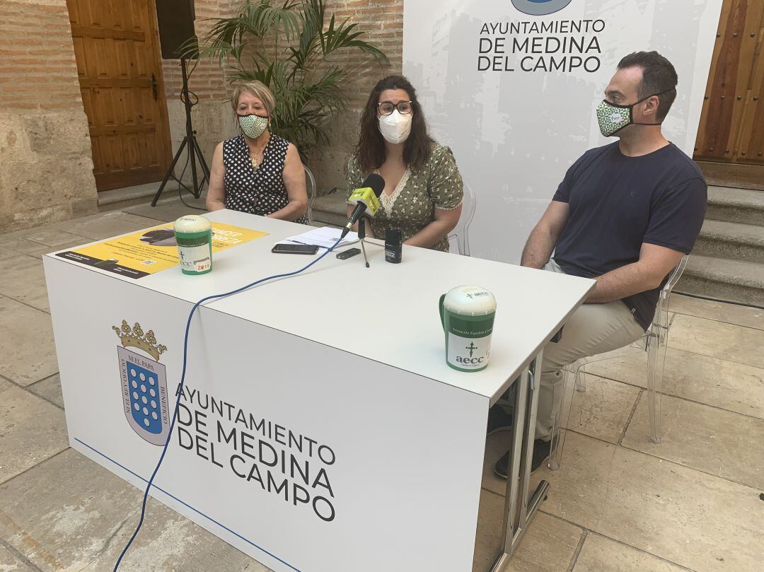 La edil de Servicios Sociales presenta la hucha digital con representantes de las Asociaciones contra el Cáncer