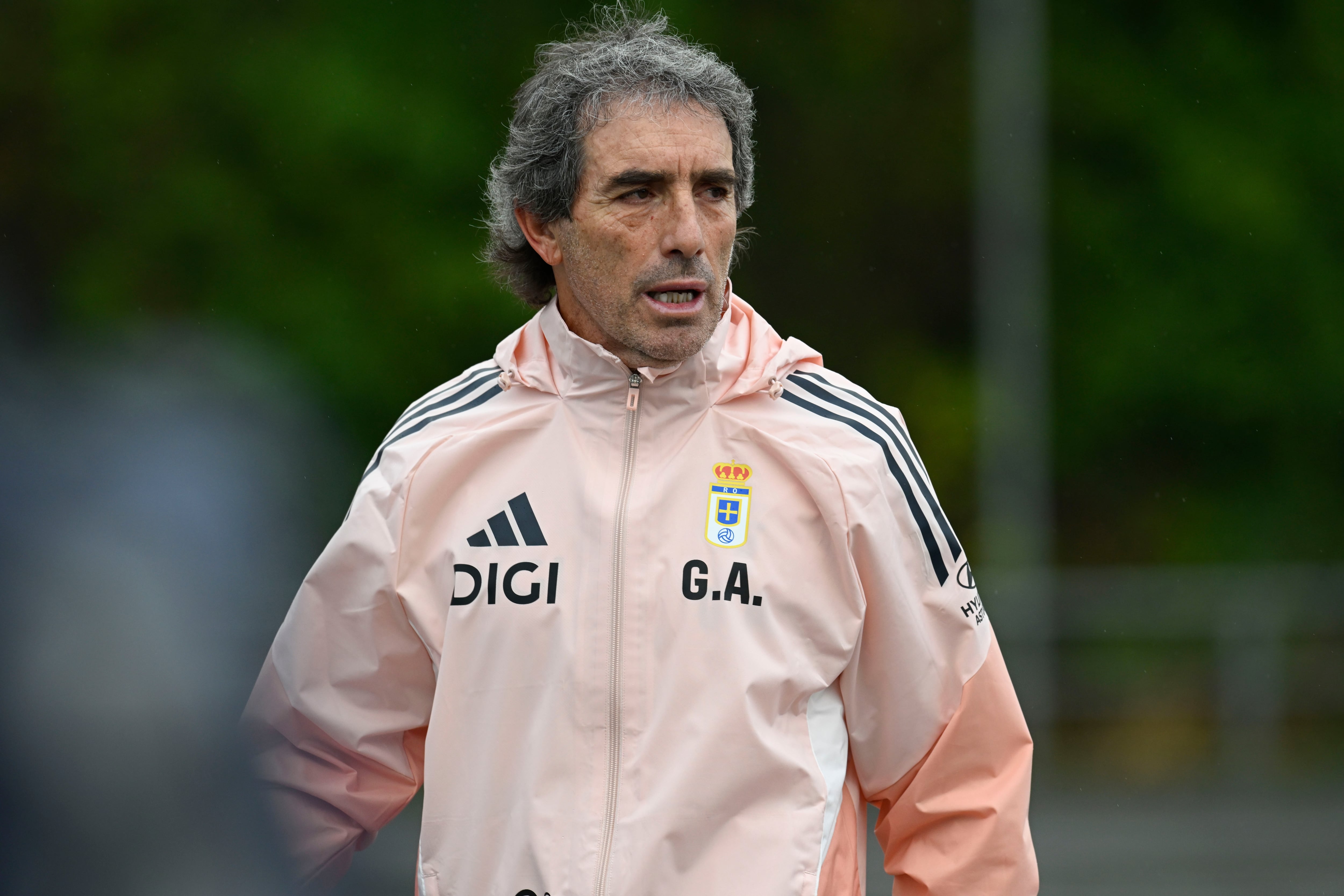 OVIEDO, 16/12/2025.- El técnico uruguayo Guillermo Almada, durante su primera sesión como entrenador del Real Oviedo, este martes. Almada, hasta ahora entrenador del Real Valladolid, se convierte en el nuevo técnico del Real Oviedo y sustituye a Luis Carrión en un banquillo que ya suma tres inquilinos en lo que va de temporada. EFE/ Eloy Alonso