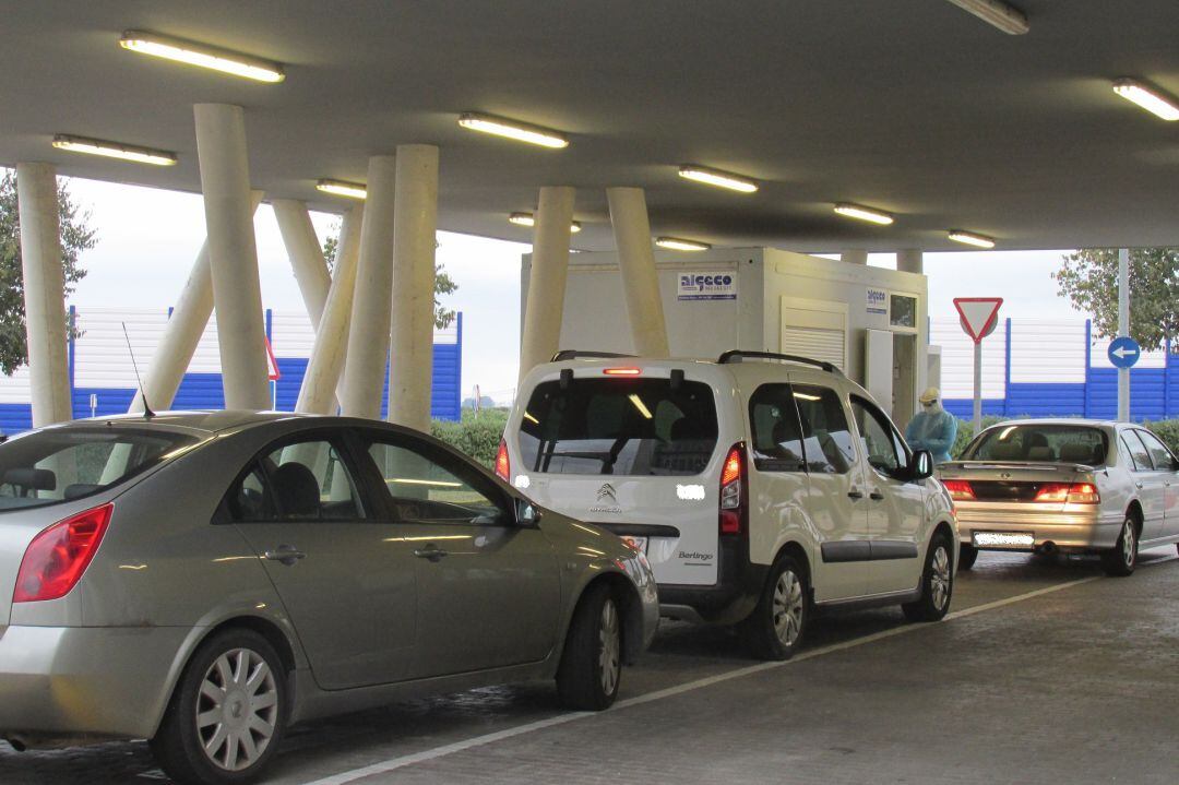 Cola de coches para la pruebas PCR en el hospital Francesc de Borja