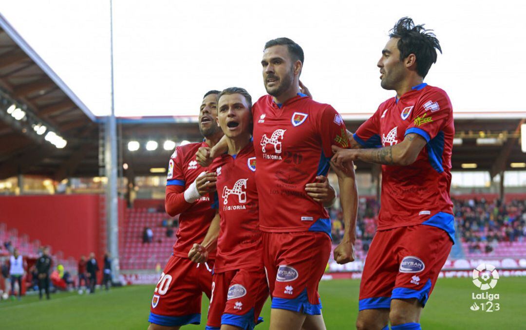 Gus Ledes, Fran Villalba, Atienza y Escassi celebran el gol del central cordobés.