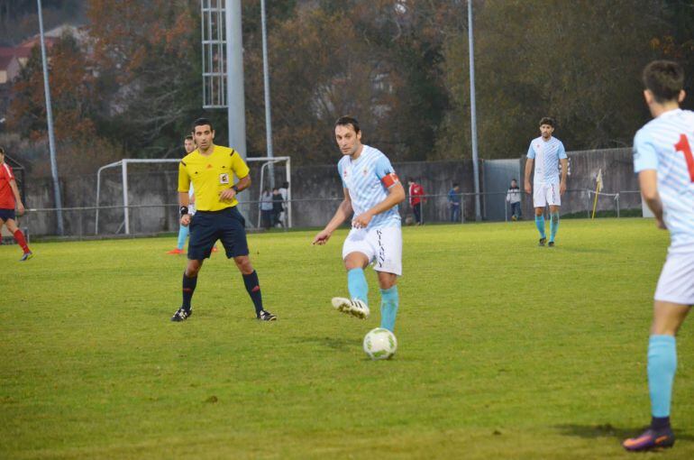 Julián, con el brazalete de capitán de la SD Compostela, en el partido contra el Negreira