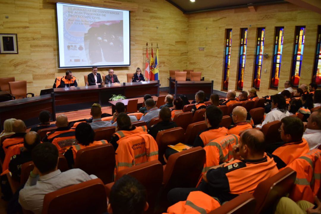 El encuentro se celebra en el salón de plenos del Ayuntamiento de La Granja