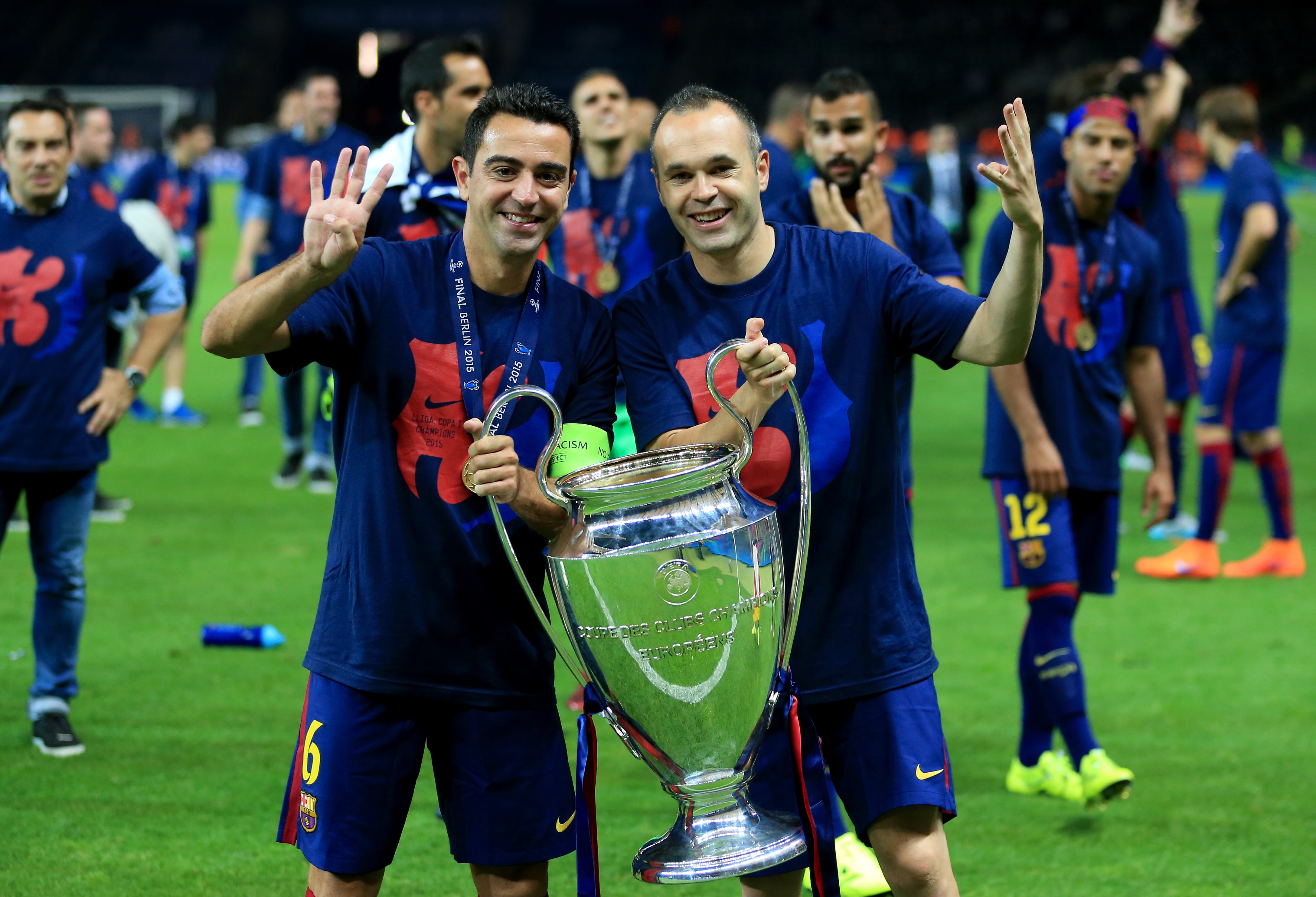 Andrés Iniesta y Xavi Hernández tras ganar la Champions League.