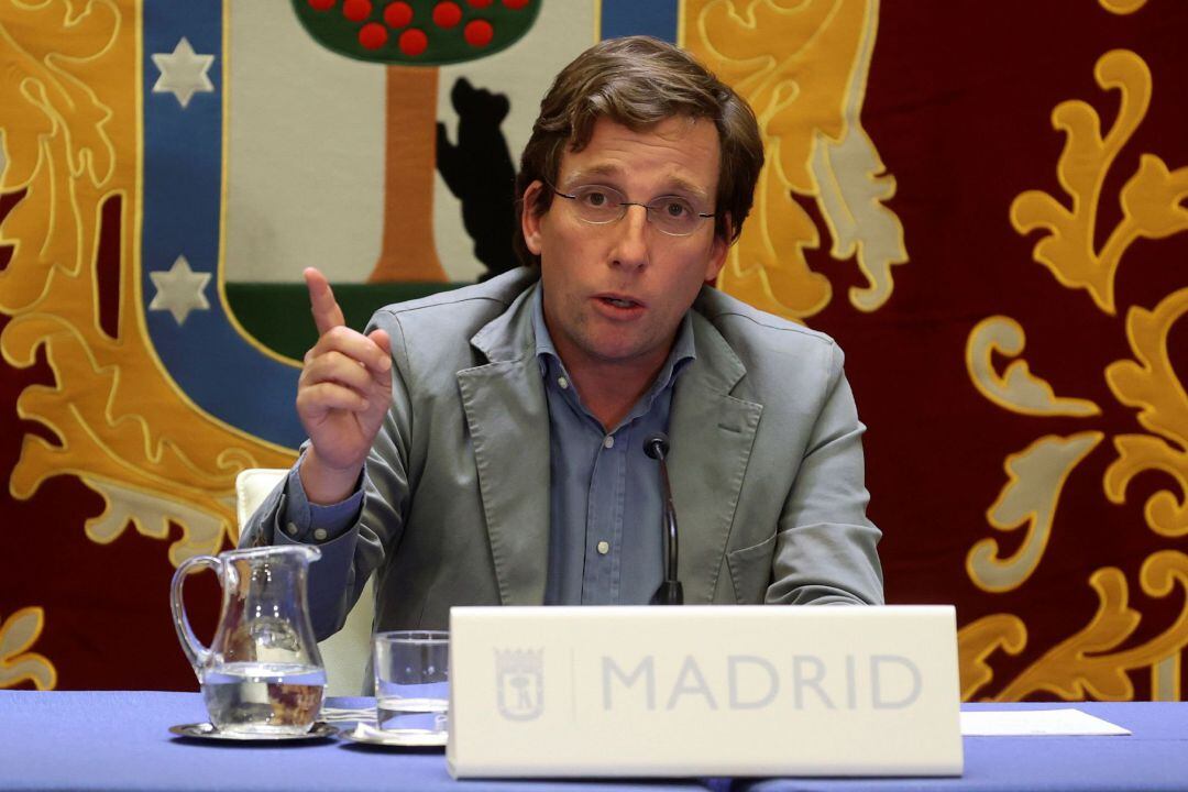 El alcalde de Madrid, José Luis Martínez-Almeida, durante la rueda de prensa que ha ofrecido este viernes tras la reunión de la Junta de Gobierno extraordinaria del Ayuntamiento de Madrid para analizar las restricciones a la movilidad que ha anunciado el Gobierno regional para frenar el coronavirus.