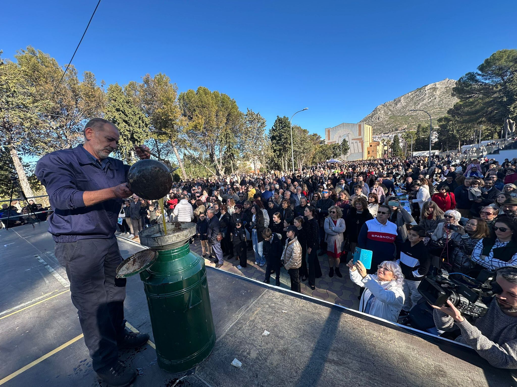 Un maestro de almazara extrae el aceite de oliva con el método tradicional en la XLIV Fiesta de la Aceituna de Martos.