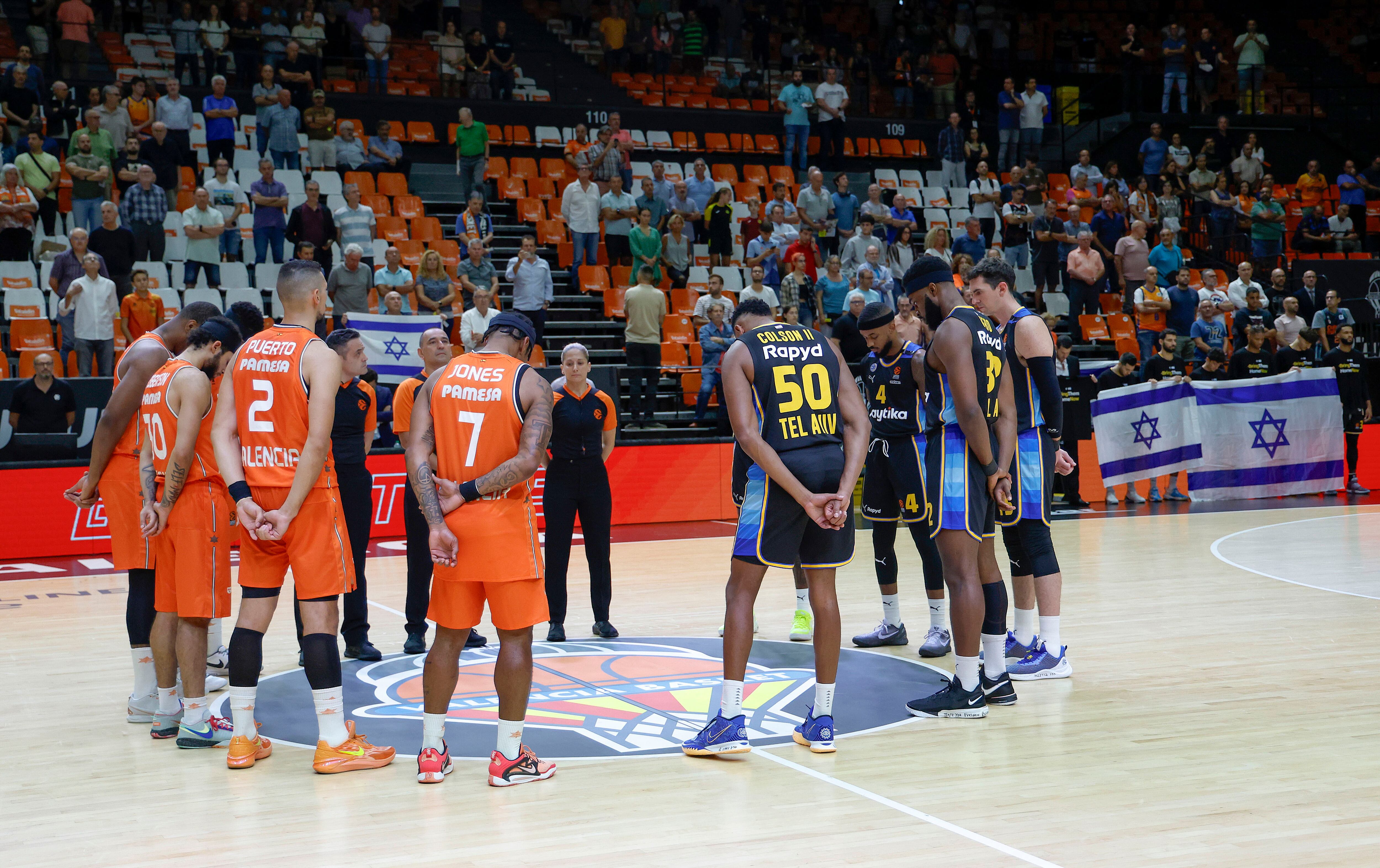 GRAFCVA6372. VALENCIA, 18/10/2023. Los jugadores del Valencia Basket y del Maccabi de Tel Aviv guardan un minuto de silencio antes del encuentro correspondiente a la Euroliga por todas las víctimas del conflicto que se ha desencadenado con Palestina tras los bombardeos posteriores del país hebreo, hoy en el pabellóh de la fuente de San Luis de Valencia .EFE/ Miguel Angel Polo
