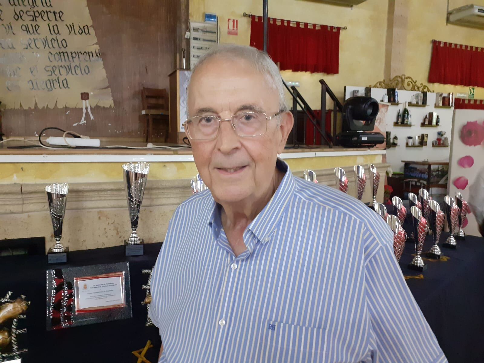 Guillermo Blanes posando con los trofeos del torneo que lleva su nombre.