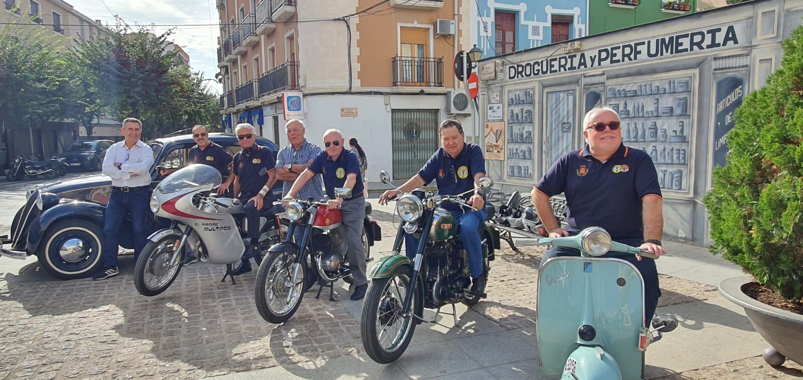 Motos y vehículo antiguo en Elda