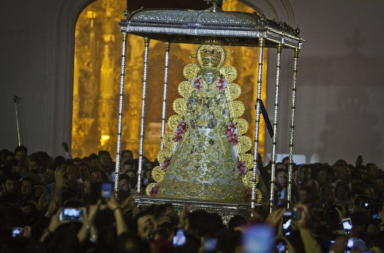  Los almonteños han saltado la reja a las 03.03 horas, después de esperar en la ermita la llegada del Simpecado de la Hermandad Matriz de Almonte del rezo del Santo Rosario que ha estado marcada por un silencio novedoso, dando comienzo con ello la anhelada procesión de la Virgen del Rocío.