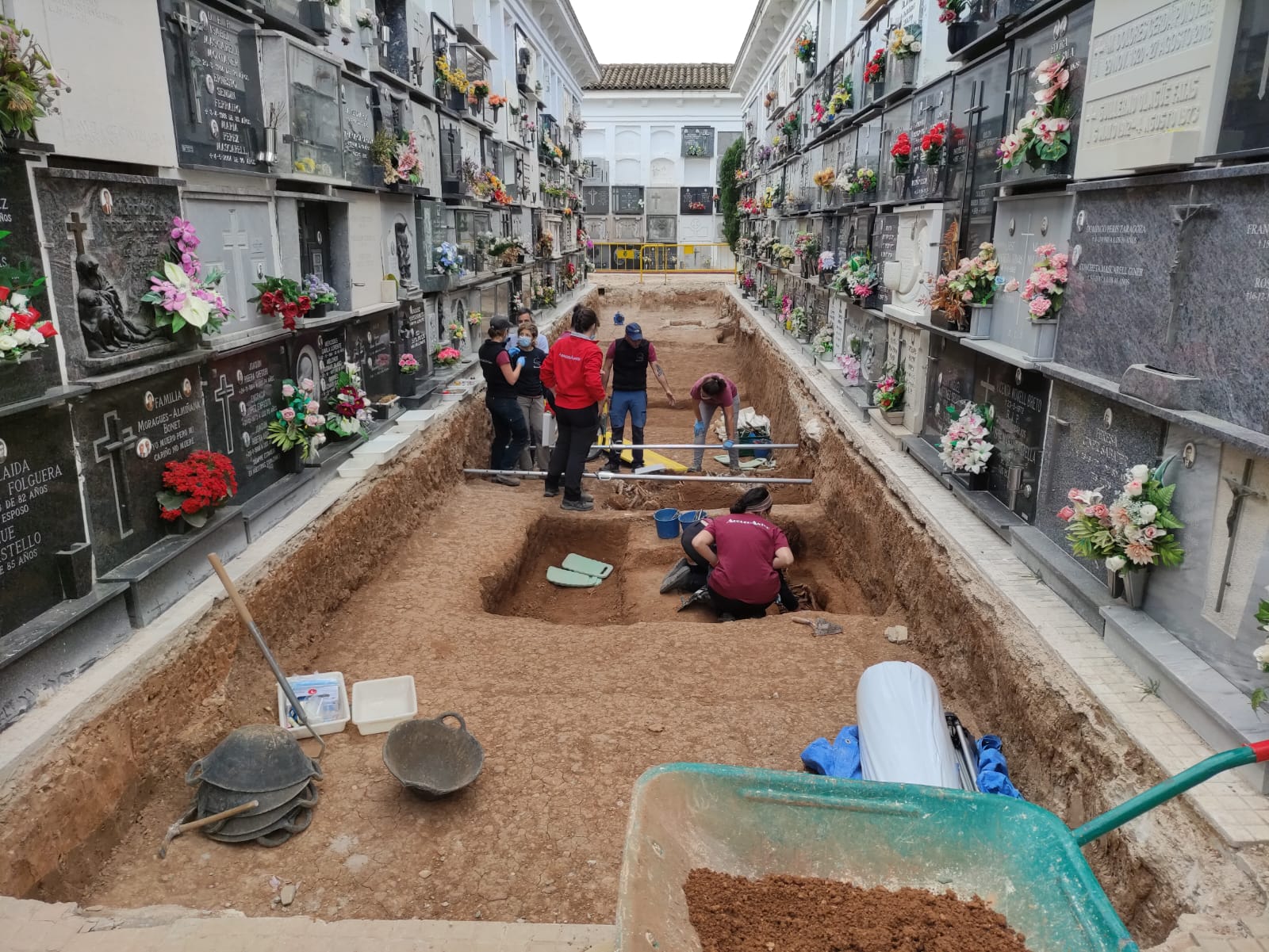 El grupo de arqueología trabajando en la fosa encontrada en el cementerio de Gandia.