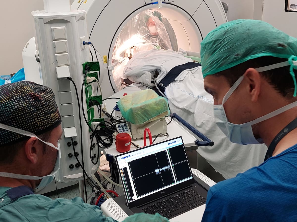 Èxit mèdic a Barcelona: tracten un cas greu de Tourette amb elèctrodes al cervell